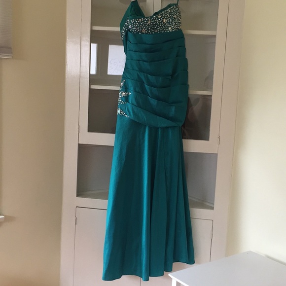 Emerald Green Formal Dress - Picture 4 of 8